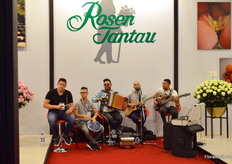 Rosen Tantau not only knows about rose breeding, but also about how to cheer up the atmosphere (which, by all means, was quite OK already:)